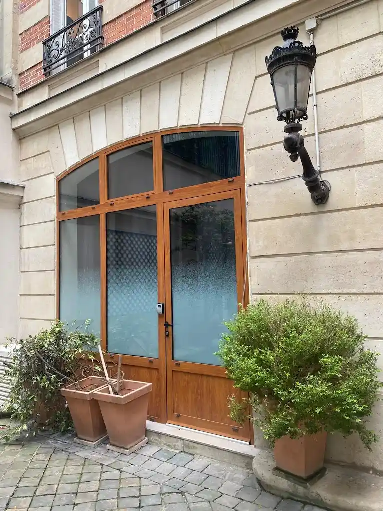 Porte de cours d'immeuble